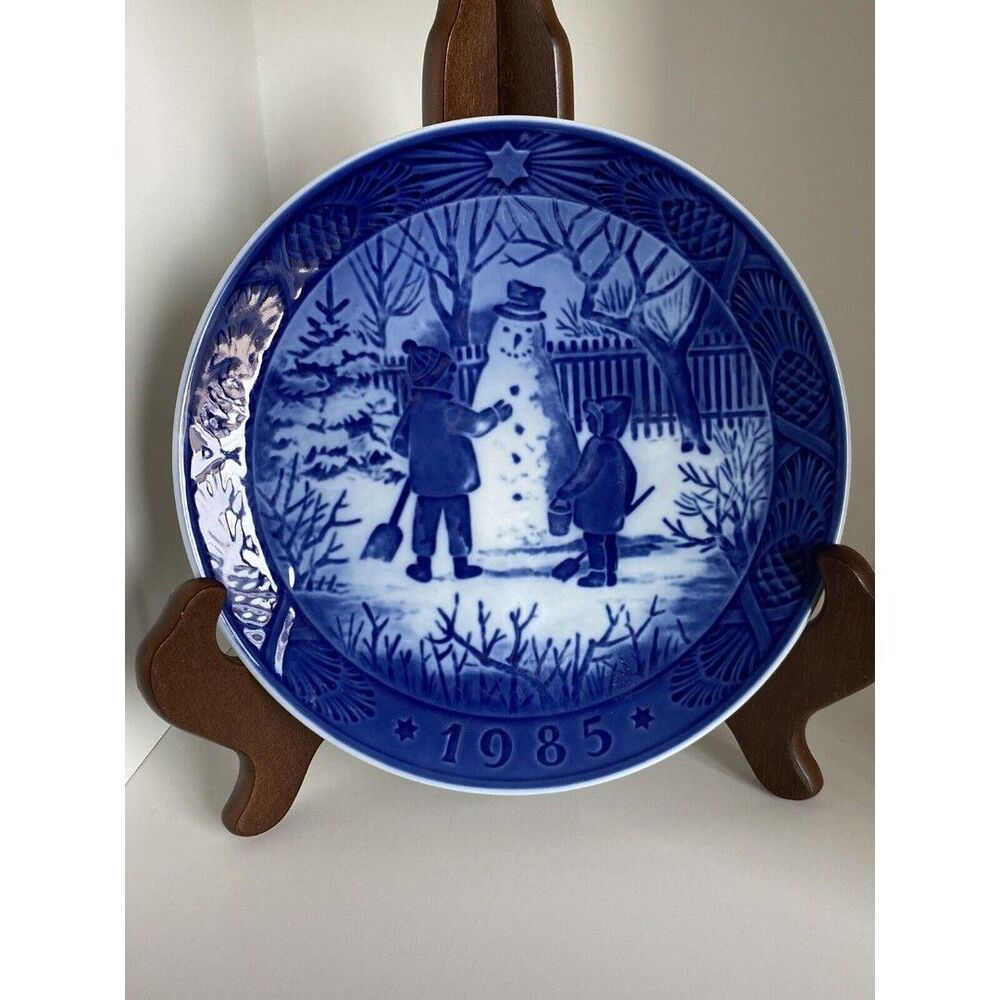 Royal Copenhagen Christmas Collector Plate 1985 "The Snowman"